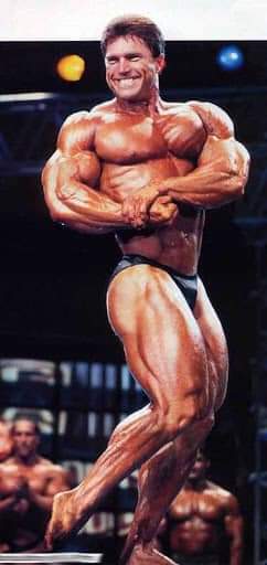 posa di side chest per Gary Strydom esegue la posa del più muscoloso sul palco di una gara della WBF